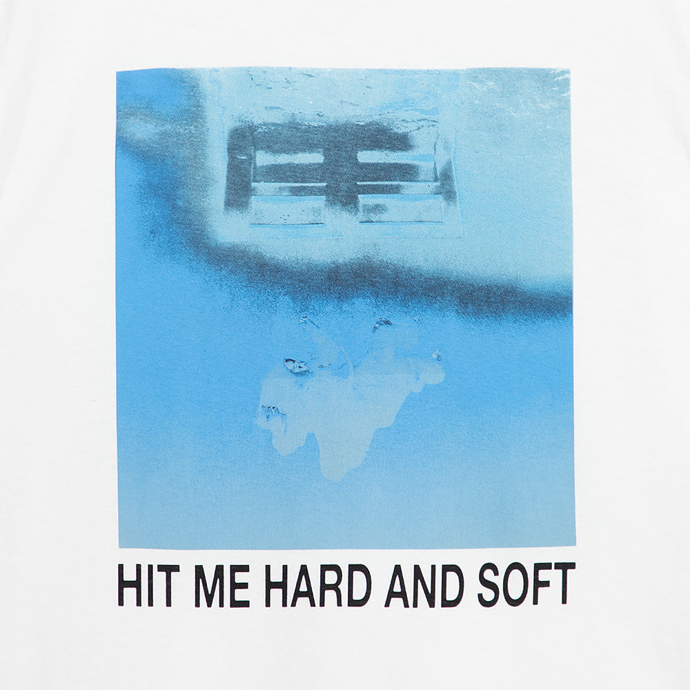 T-shirt blanc HIT ME HARD AND SOFT (couverture)