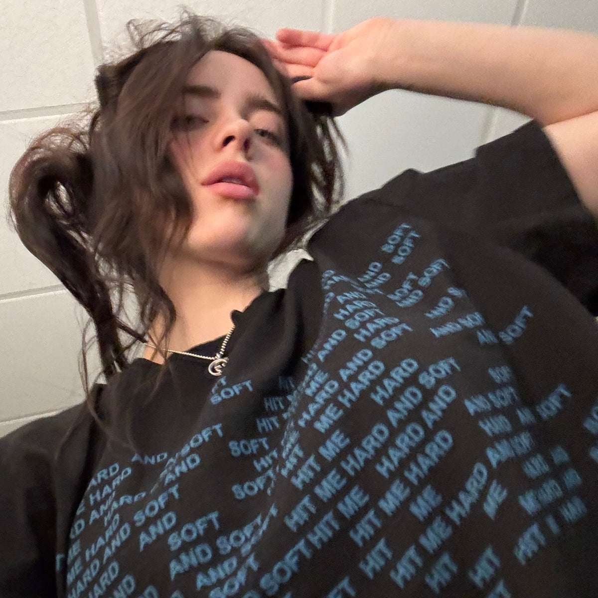 T-shirt Noir HIT ME HARD AND SOFT Repeat